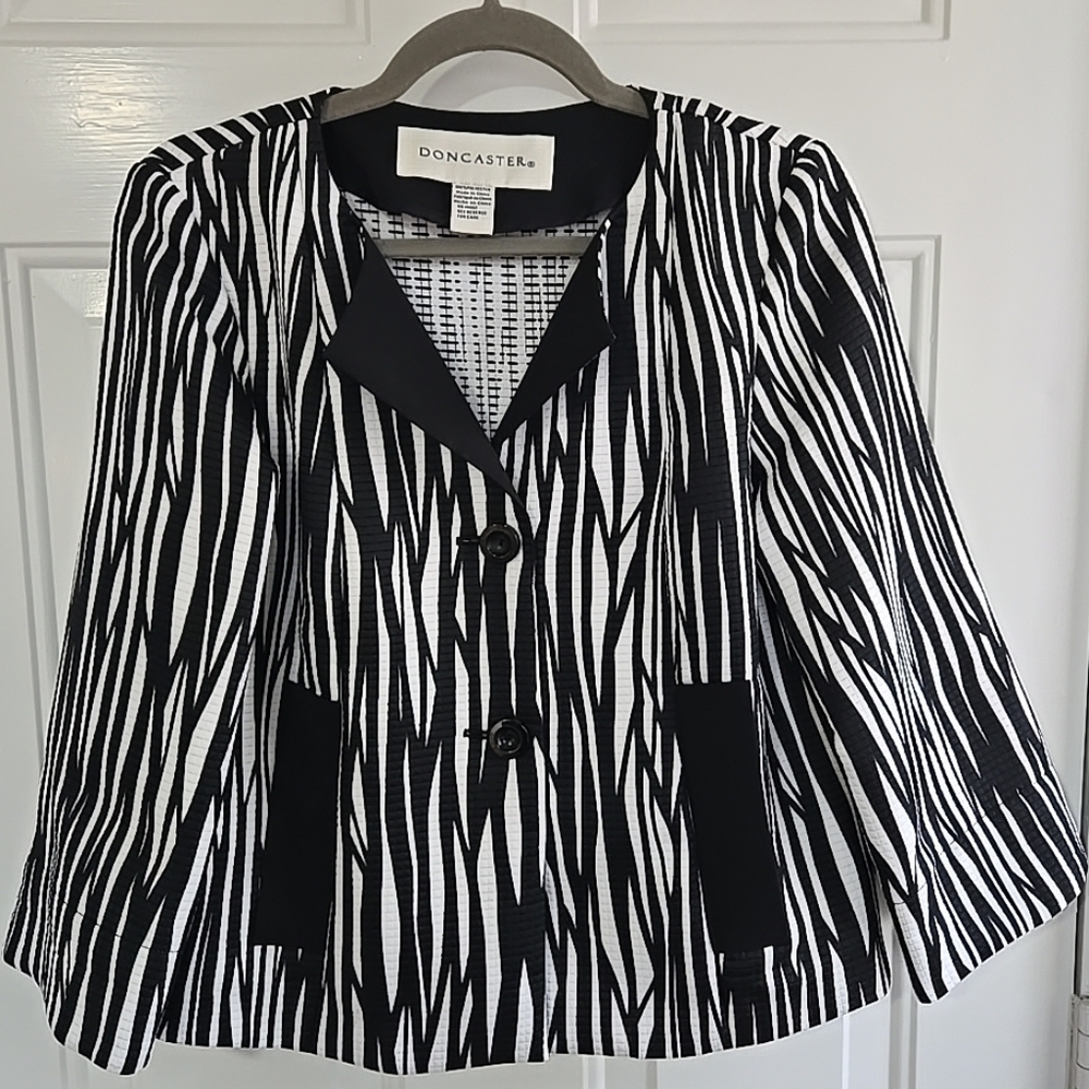 Doncaster Ladies Size 6 Black And White Zebra Print Short Jacket